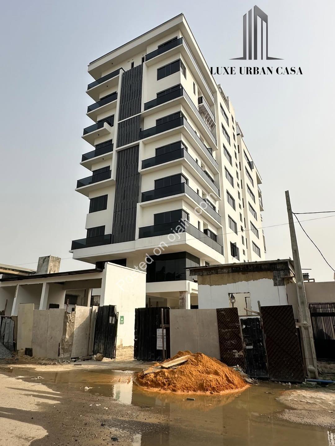 Victoria Island Luxury: Pool, Gym & Ensuite Bliss