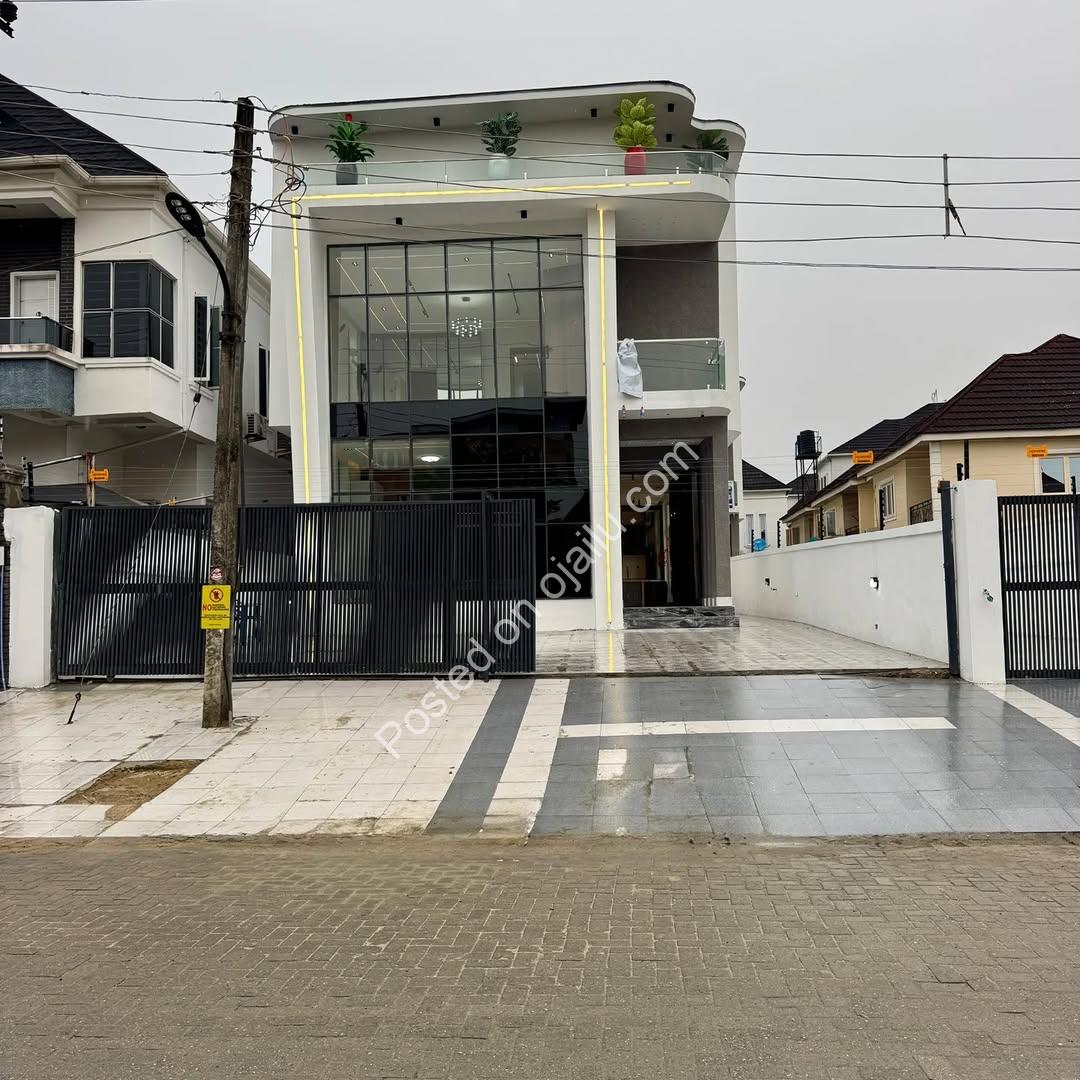 Lekki’s Ultimate 5-Bed Estate with Private Pool