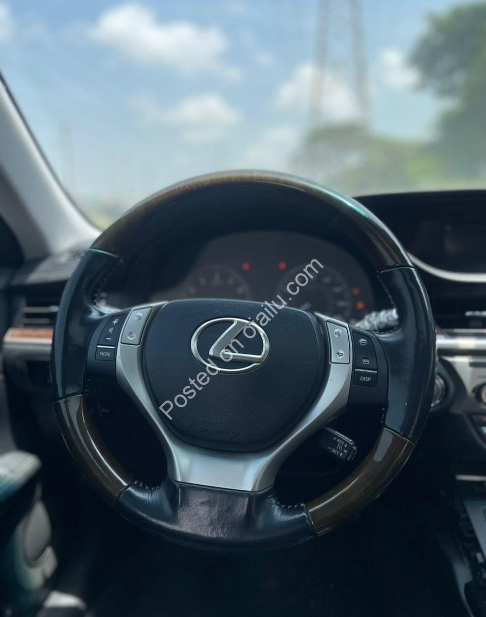 Luxury Lexus ES350: Pristine & Loaded