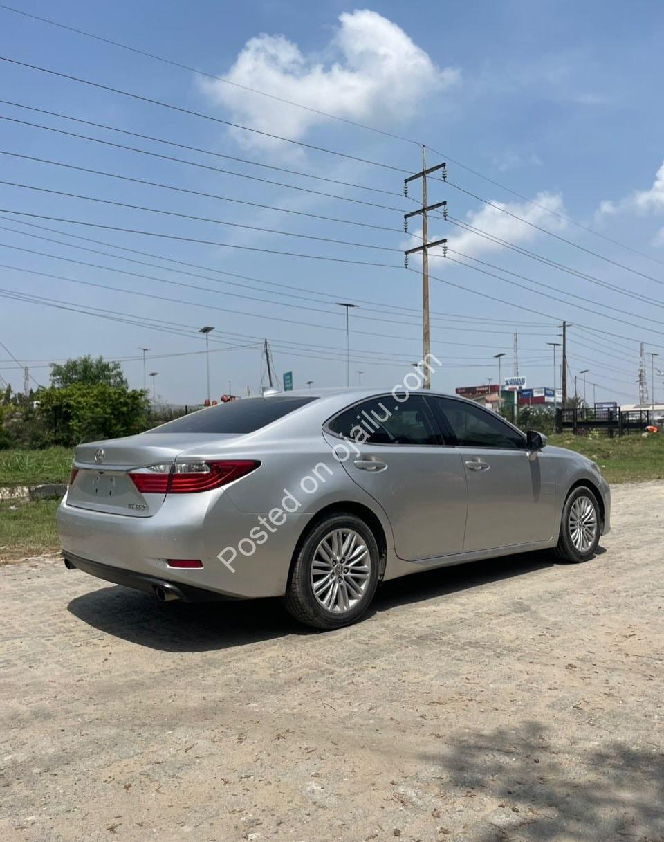 Luxury Lexus ES350: Pristine & Loaded