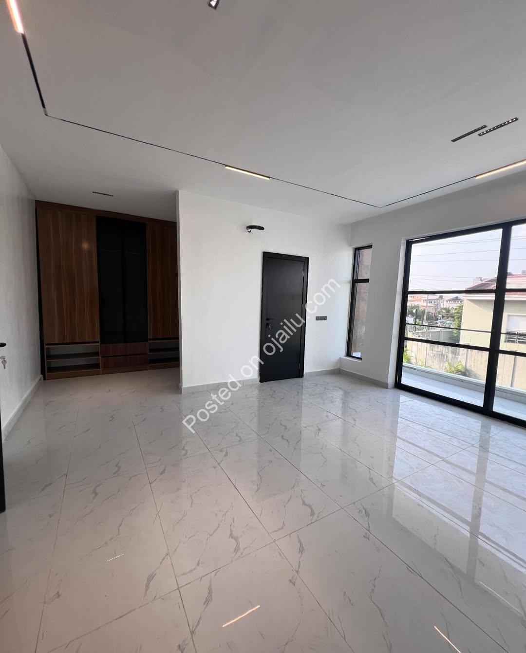 5-Bedroom Lekki Palace: En-Suite Luxury, 700M Naira