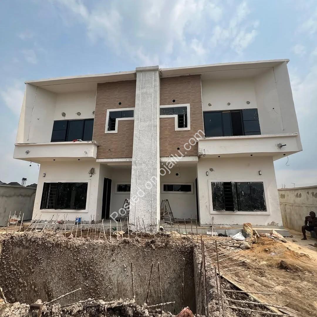 Exclusive 3-Bed Duplex with BQ in Serene Shell Estate