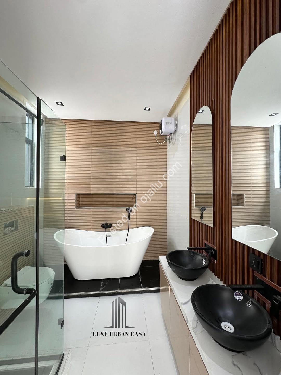 Chevron’s 5-Bedroom Oasis with Resort-Style Pool