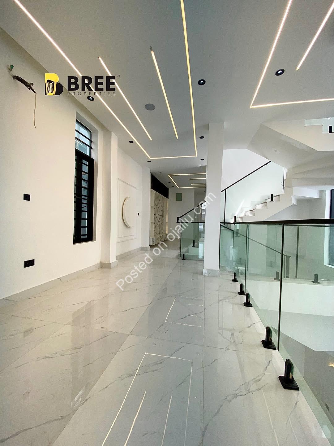 Opulent 5-Bed Haven with Pool & Gym in Prime Chevron Estate