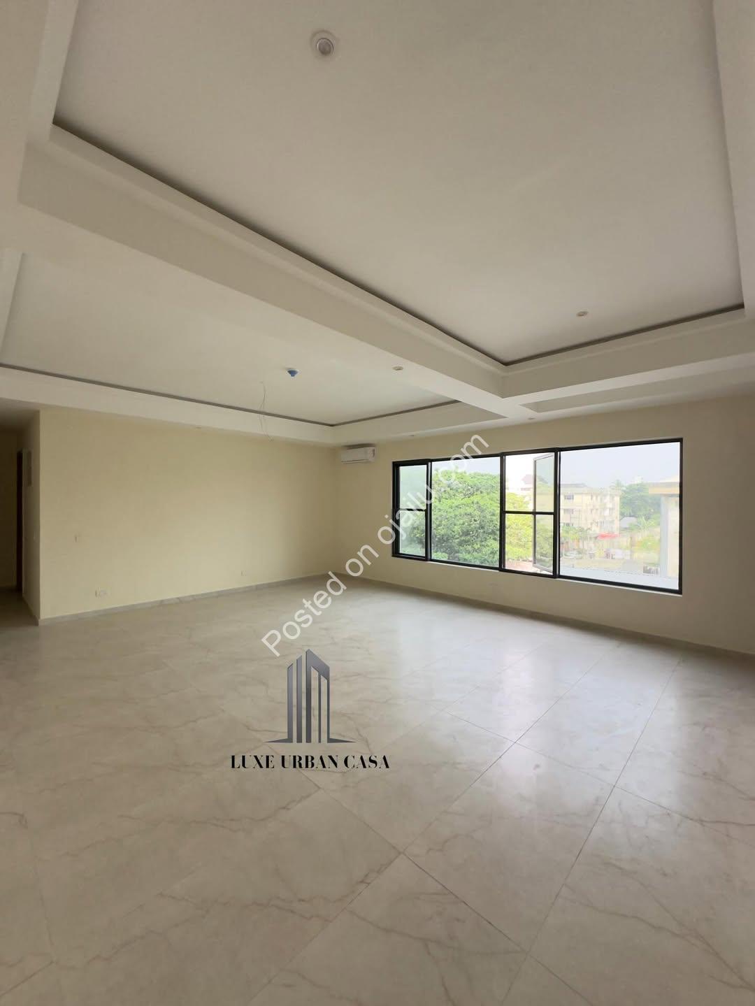 Victoria Island Luxury: Pool, Gym & Ensuite Bliss