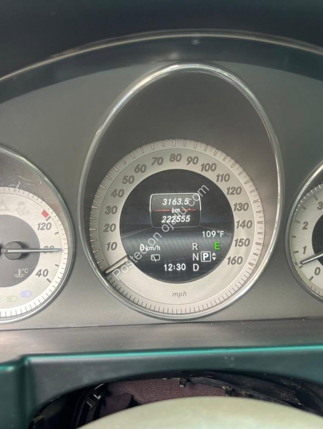 Luxury SUV: Panoramic Roof & Untouched Engine