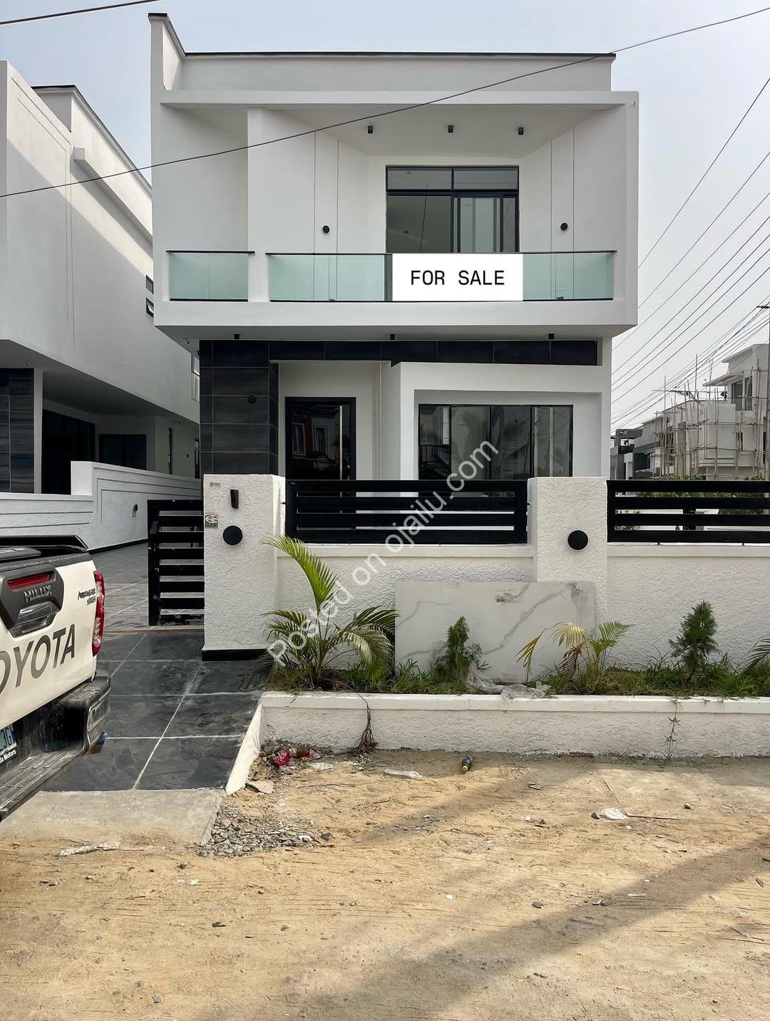 Lekki’s Grand 5-Bedroom Oasis with Resort-Style Pool