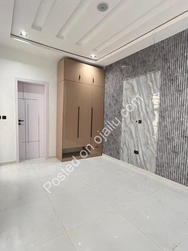 Chevron’s Crown Jewel: 5-Bed Duplex with Pool & BQ