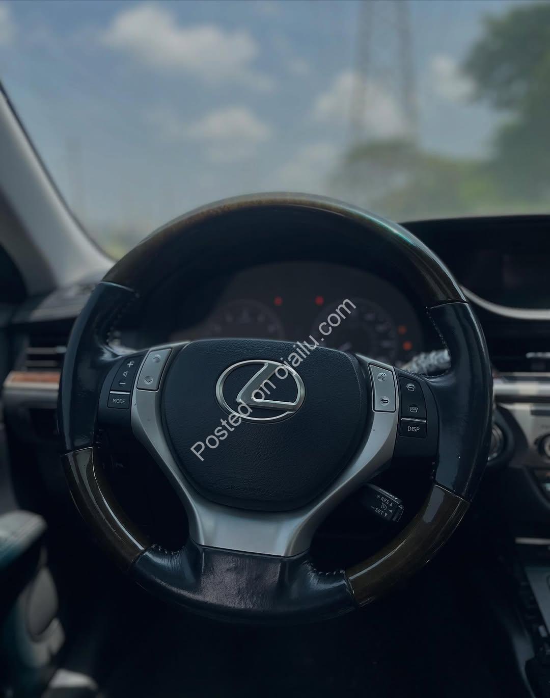 2015 Lexus ES350: Sunroof, Accident-Free Luxury