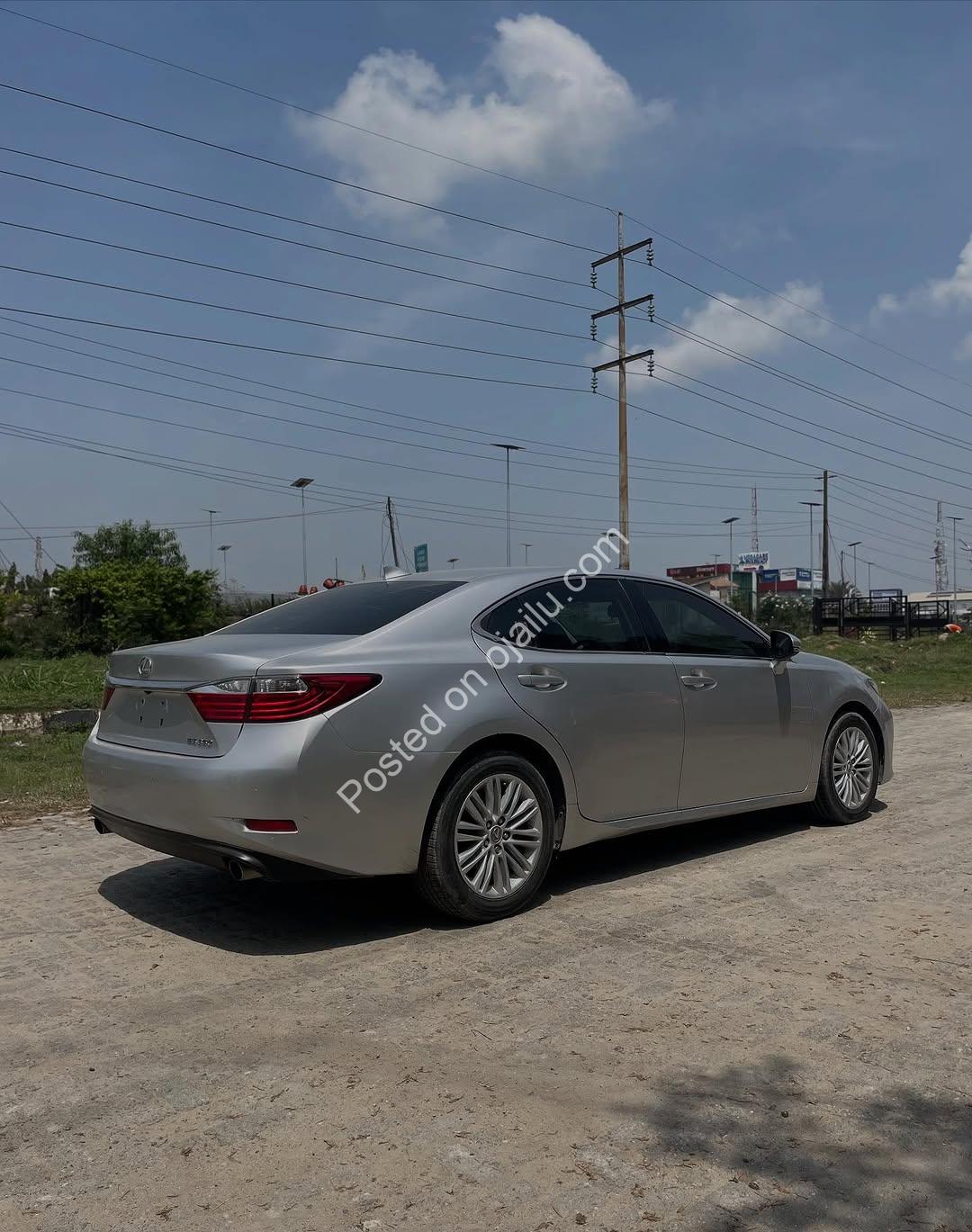 2015 Lexus ES350: Sunroof, Accident-Free Luxury