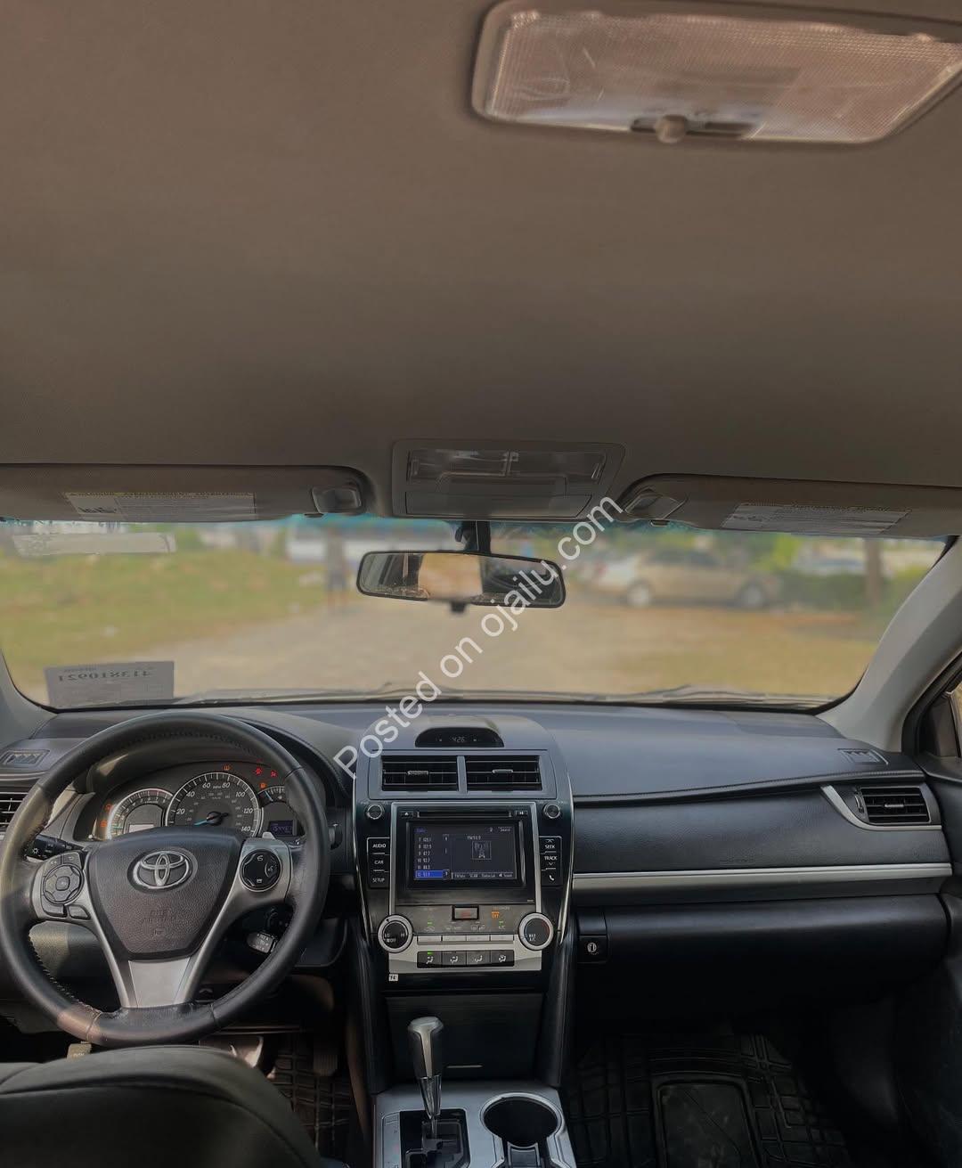 2014 Camry SE: Reverse Camera & Great Value