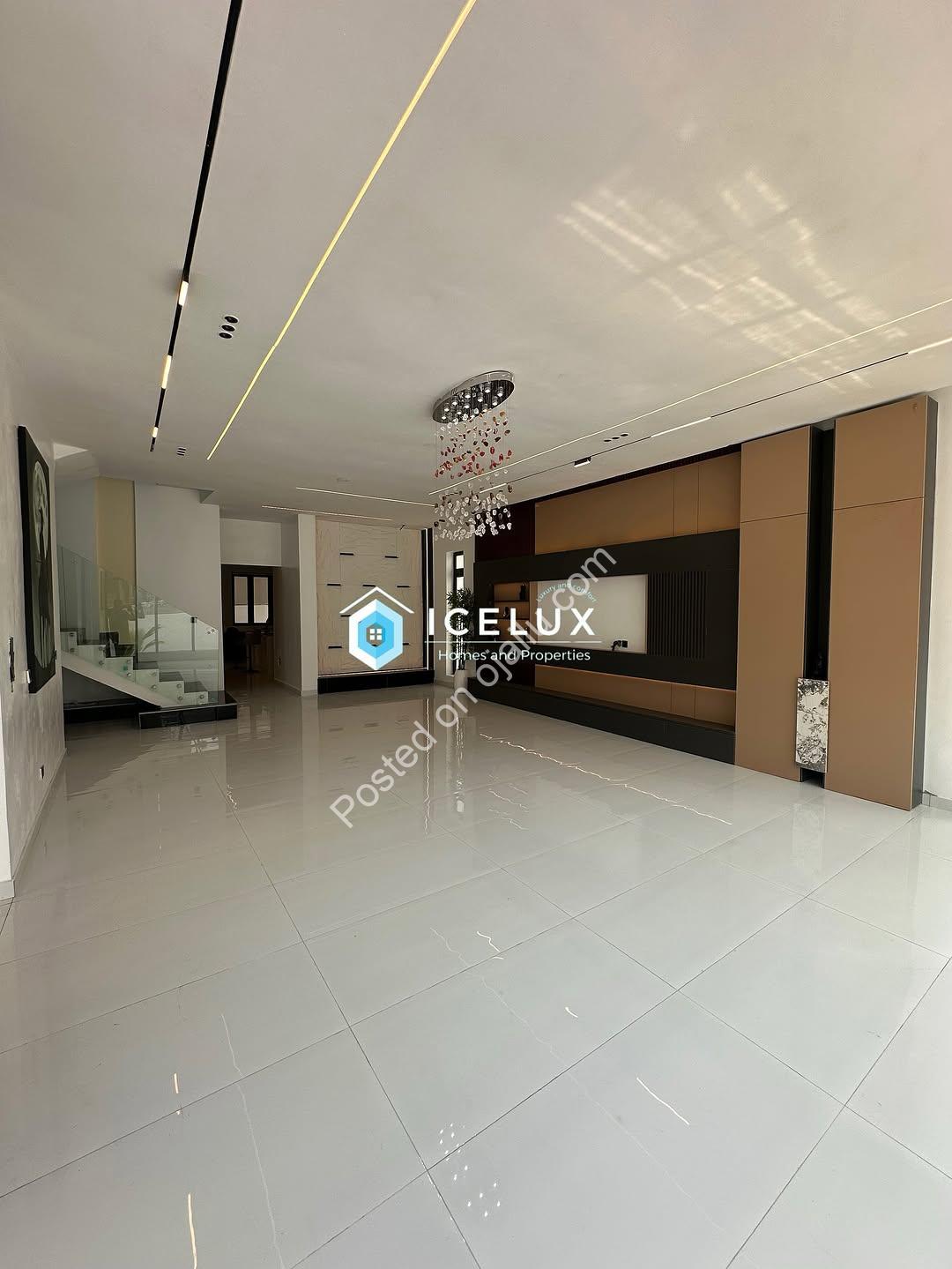 Majestic 5-Bedroom Oasis with Resort-Style Pool in Ajah