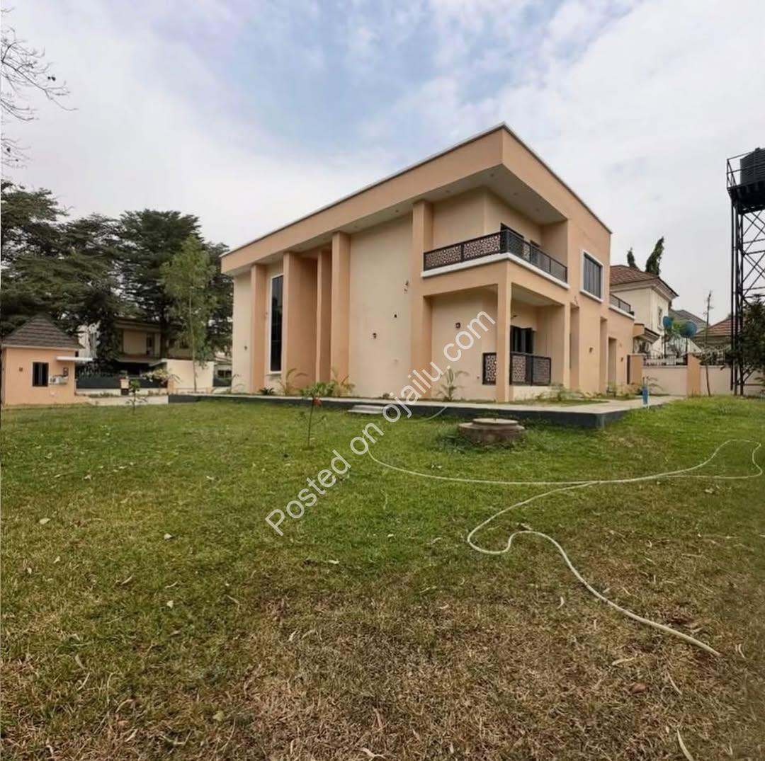 Exquisite 5-Bed Duplex with BQ in Apo Legislative Quarters