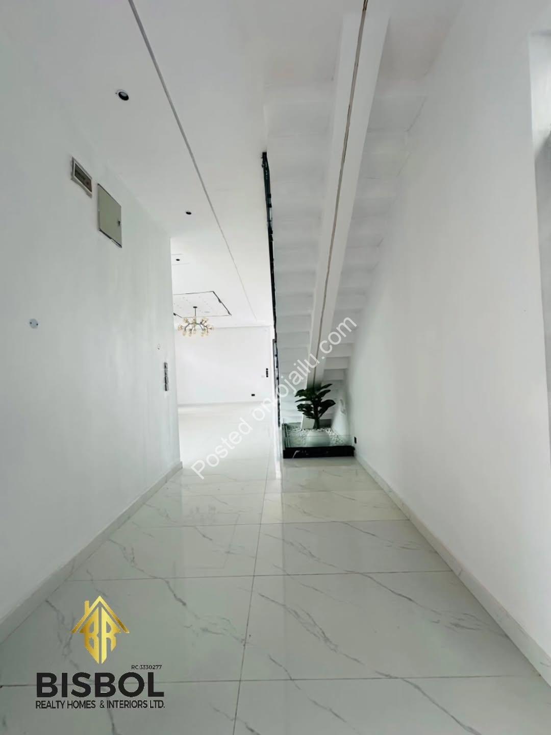 Live Your Dream in a VGC 5-Bedroom Duplex Oasis