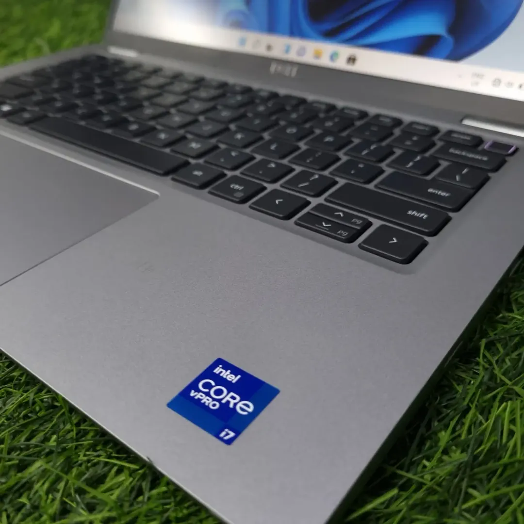 Powerful Dell i7 Laptop: Lightning Speed & Epic Battery Life