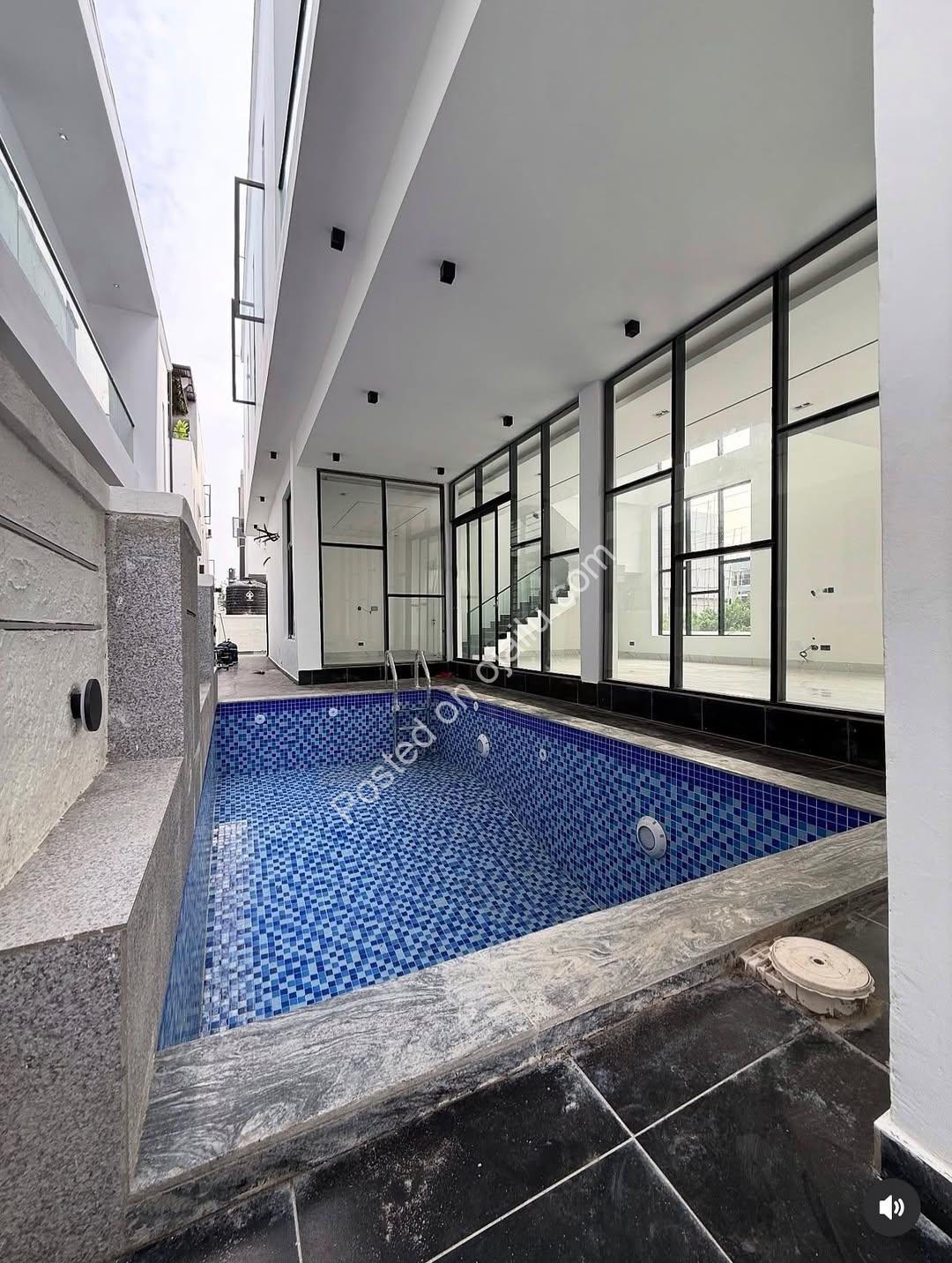 Sleek 5-Bedroom Duplex with Pool in Lekki