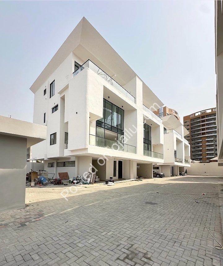 Exclusive 4-Bedroom Haven in Ikoyi with Pool & Gym