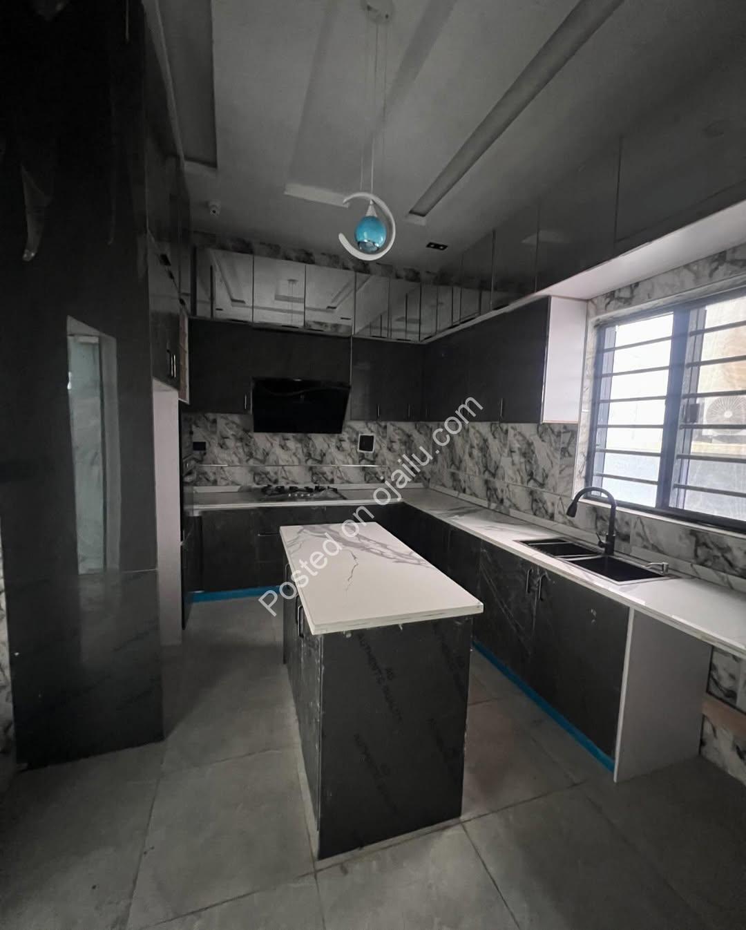 Chevron Oasis: 4-Bed Duplex with Pool & BQ