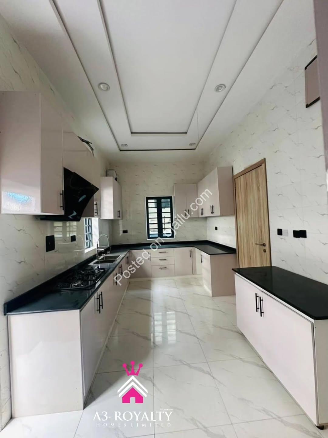 Live Your Dream in a 5-Bed VGC Duplex with Pool