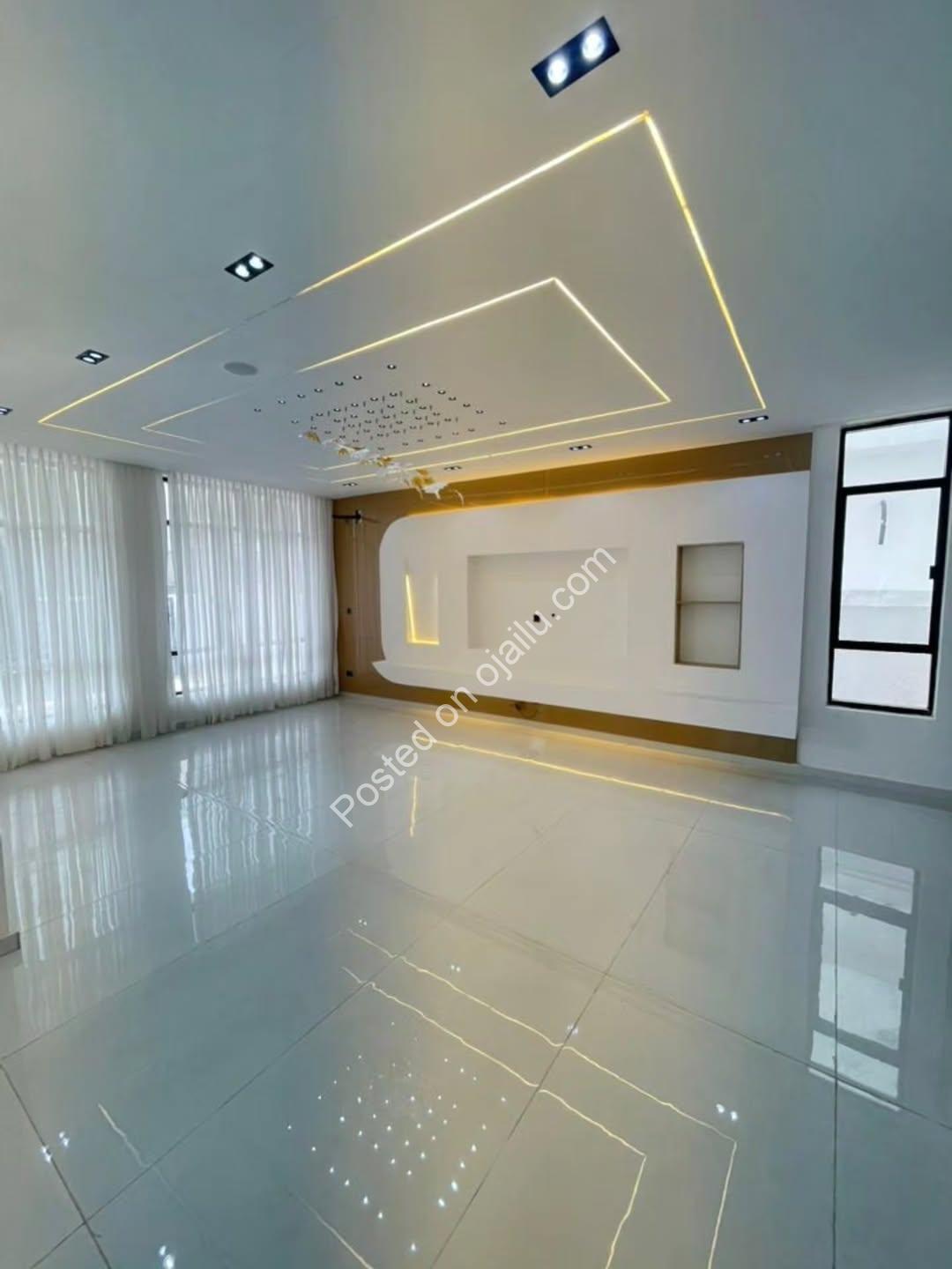 Spacious 5-Bedroom Duplex in Prime Chevron Lekki