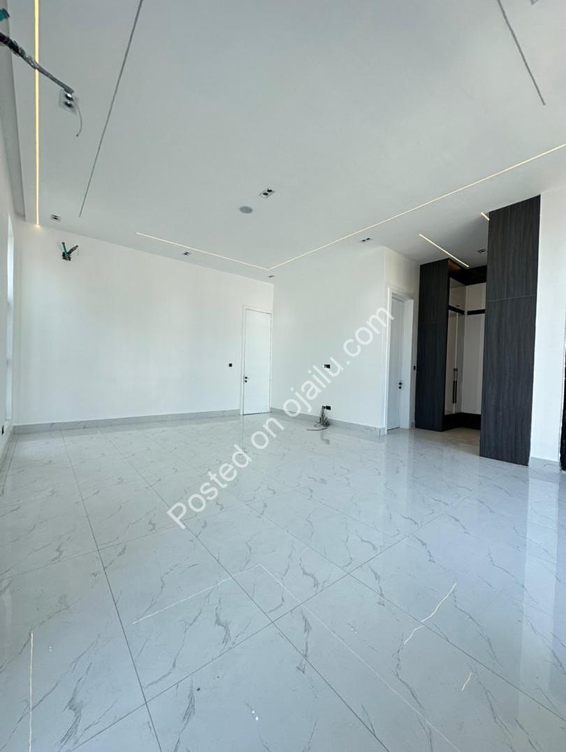 Stunning 5-Bedroom Duplex in Lekki County