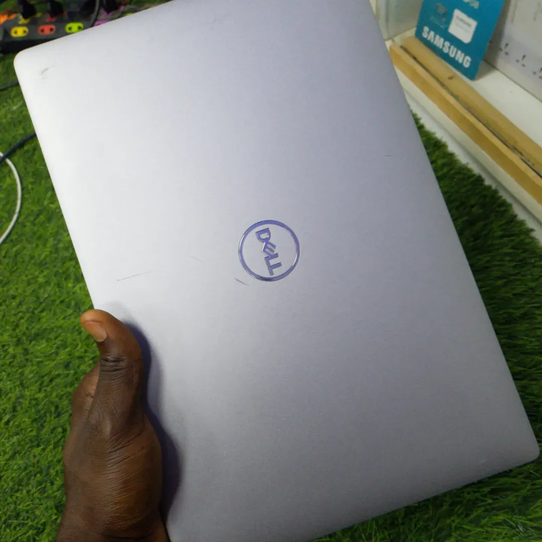 Powerful Dell i7 Laptop: Lightning Speed & Epic Battery Life