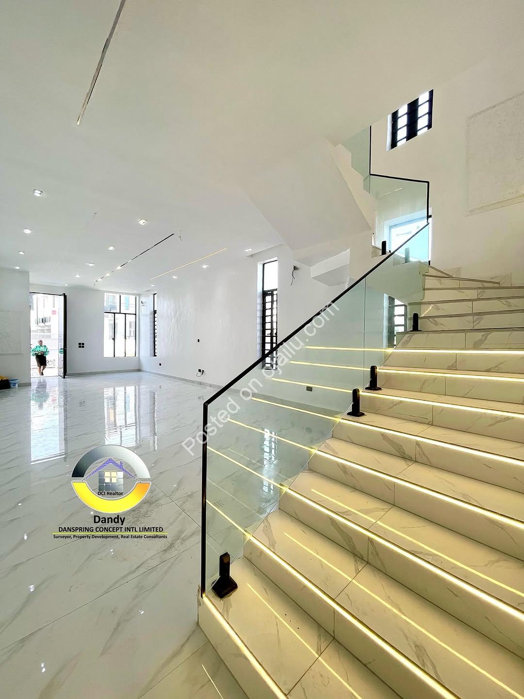 Sleek 5-Bedroom Oasis with Pool in Lekki