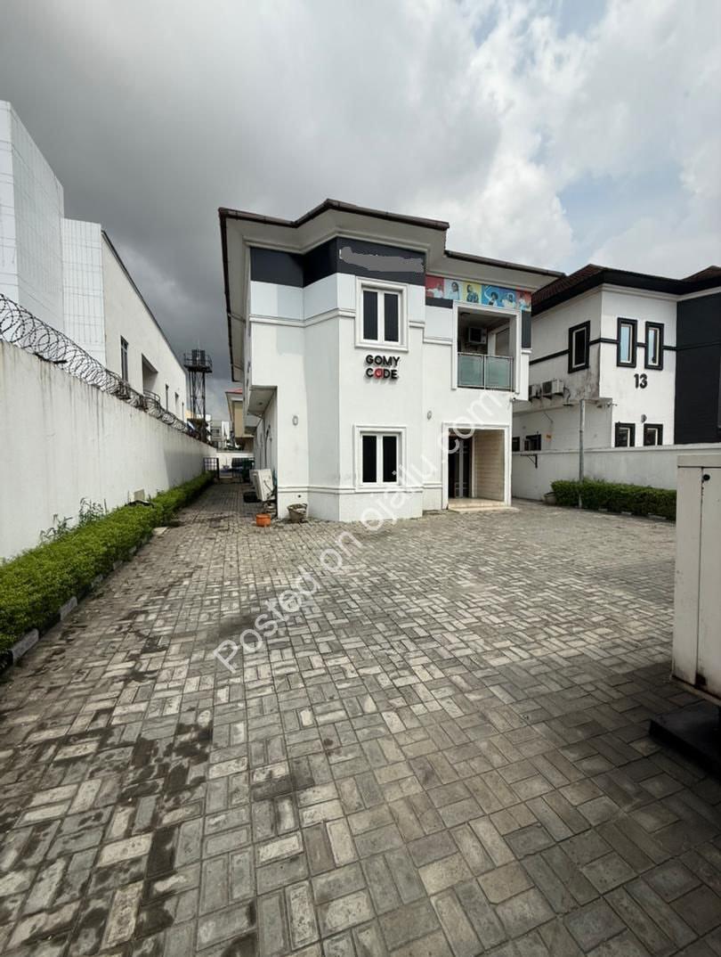 Lekki’s Ultimate 5-Bed Poolside Estate