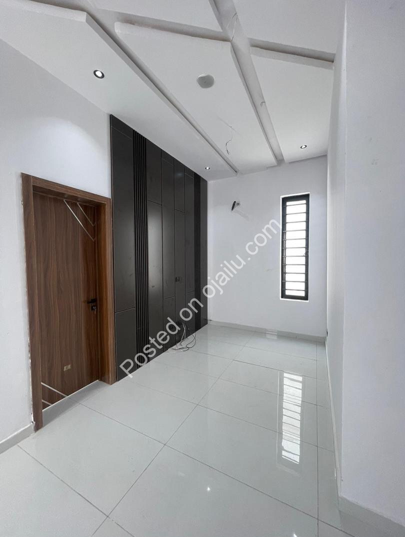 Lavish 5-Bedroom Duplex in Prime Ajah