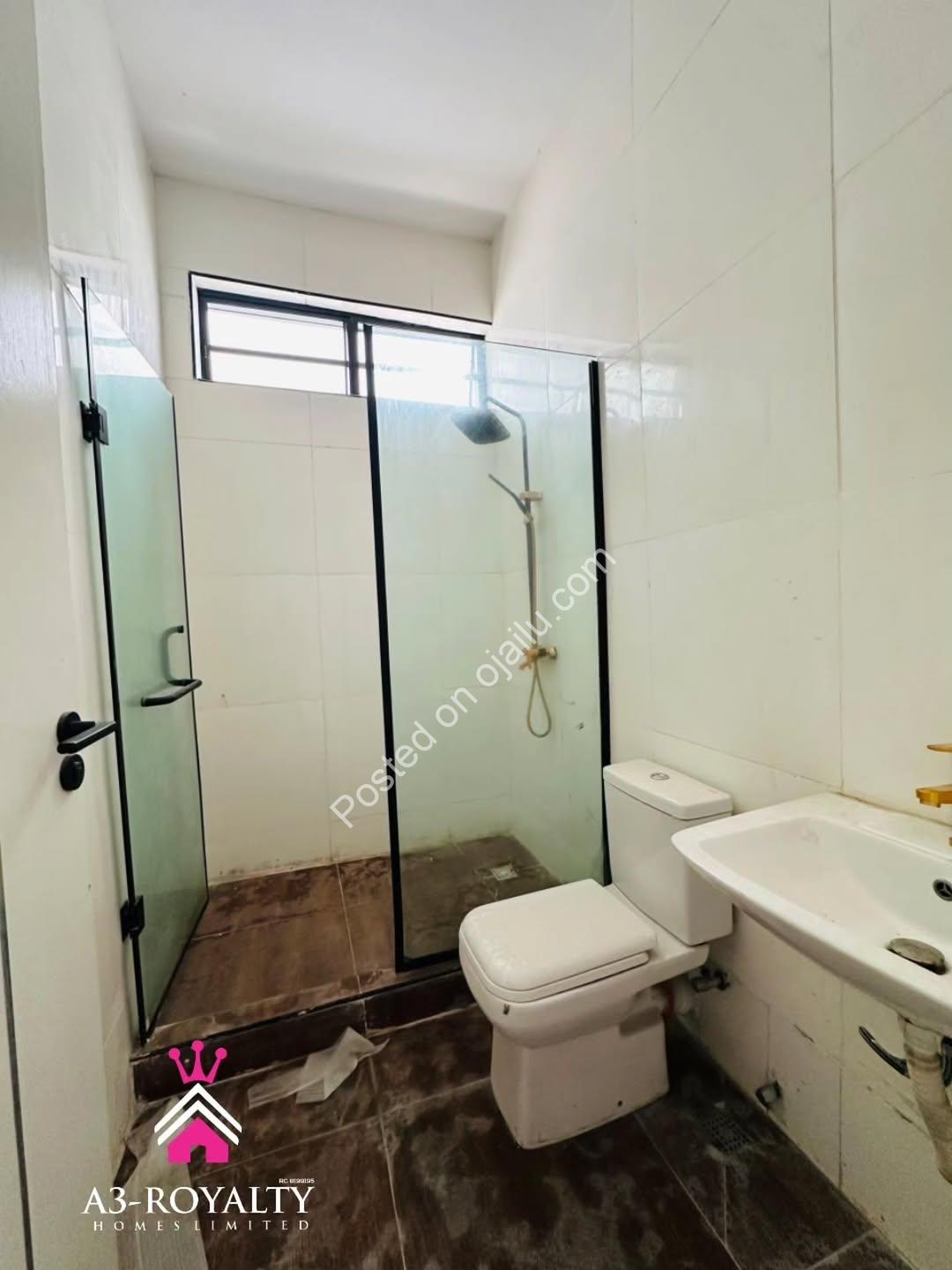 Luxury 5-Bed Duplex with Pool & Gym in Lekki