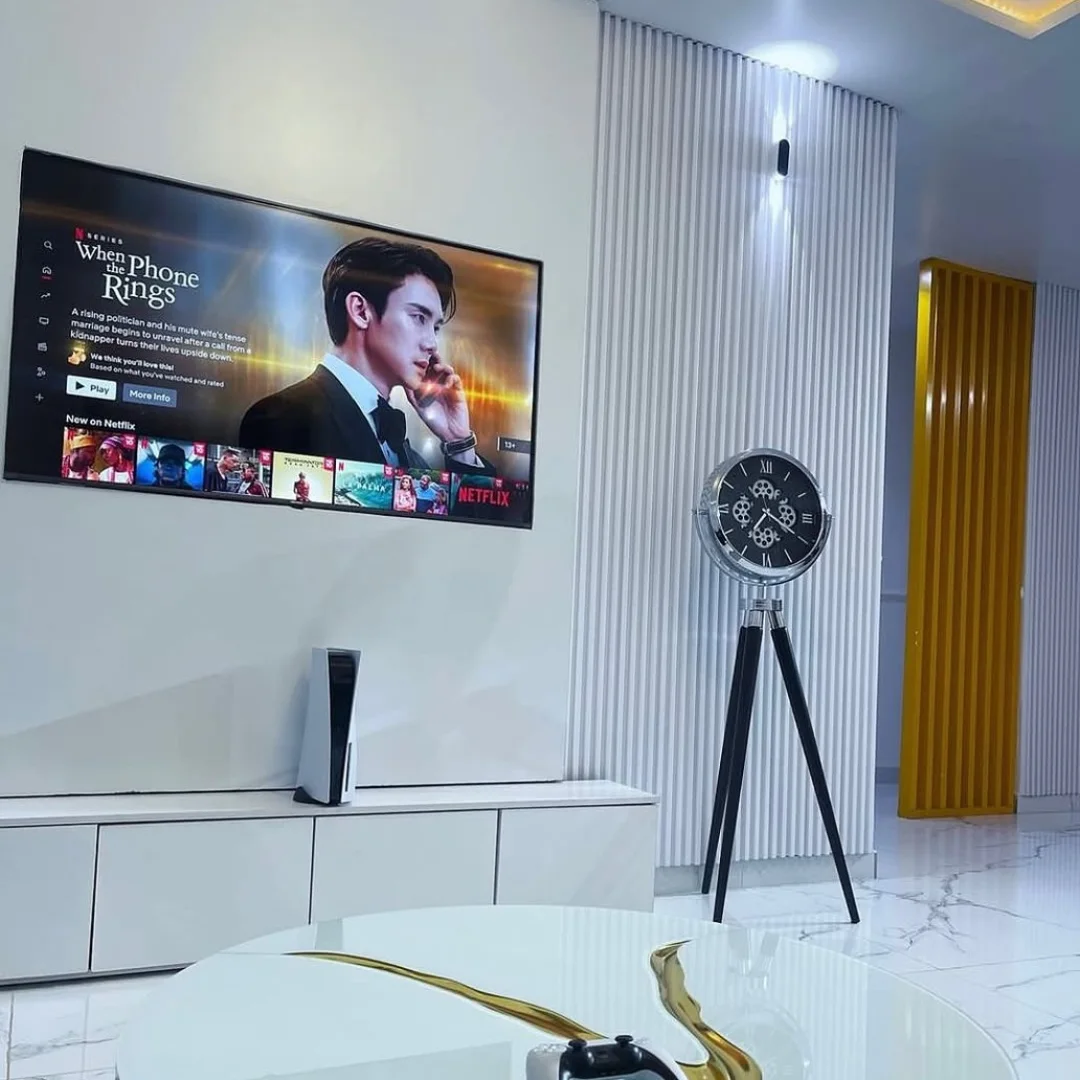 Ultimate 2-Bedroom Haven: PS5, Netflix & 24/7 Power