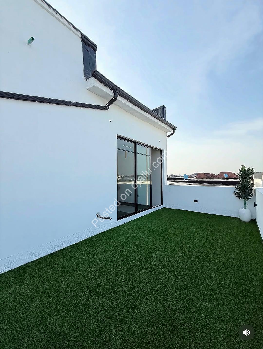 Stunning 5-Bed Duplex with Pool & Rooftop in Lekki