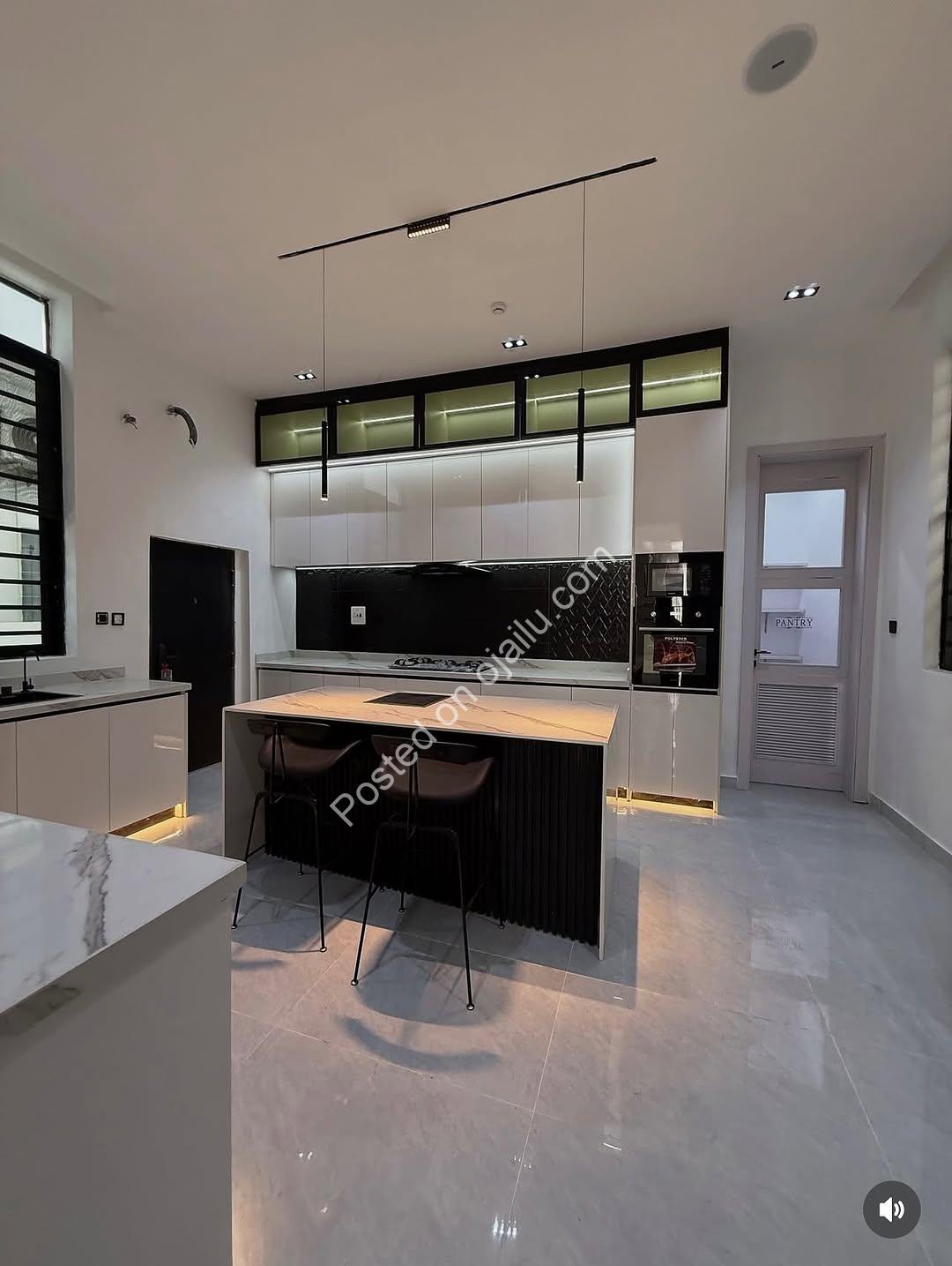 Stunning 5-Bed Duplex with Pool & Rooftop in Lekki