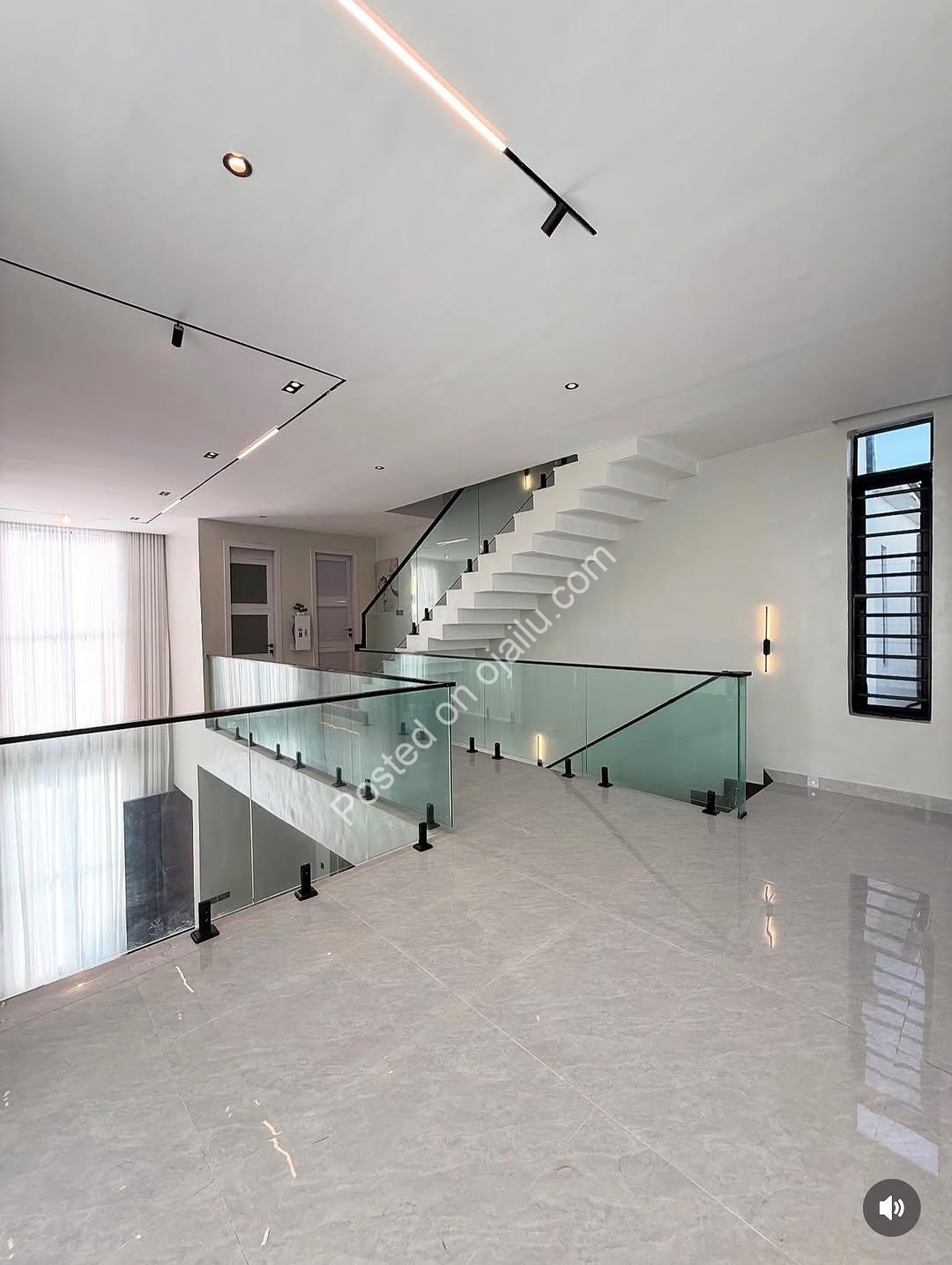 Stunning 5-Bed Duplex with Pool & Rooftop in Lekki