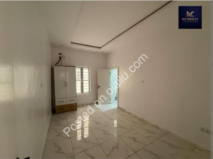 Your Dream Lagos Oasis: 5-Bedroom Haven with Cinema & Pool