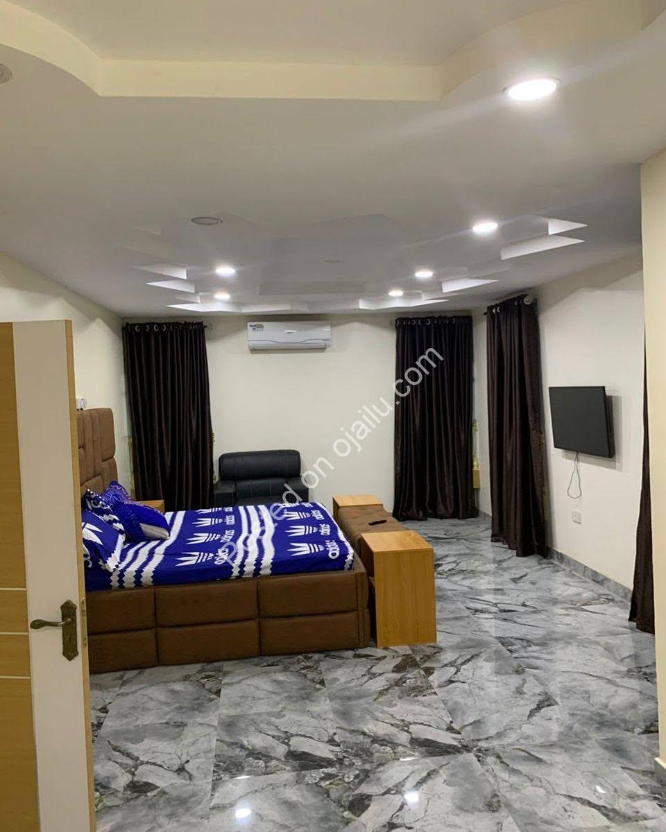 Stunning 5-Bed Furnished Haven in Diamond City