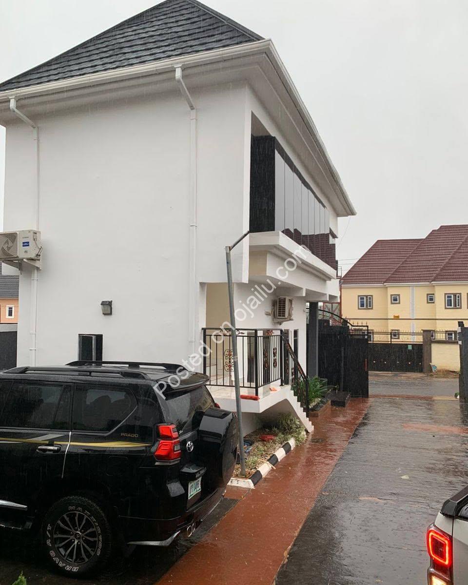 Stunning 5-Bed Furnished Haven in Diamond City