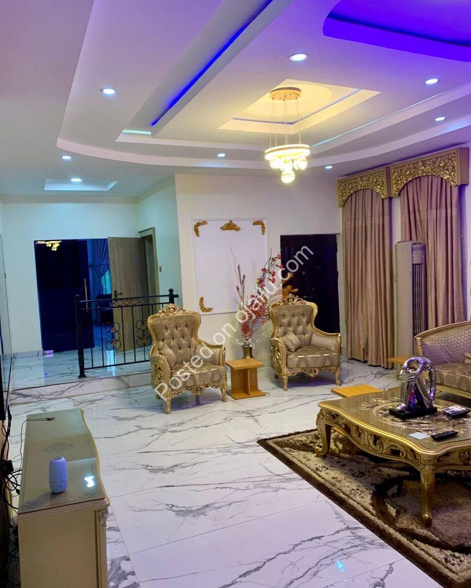 Stunning 5-Bed Furnished Haven in Diamond City