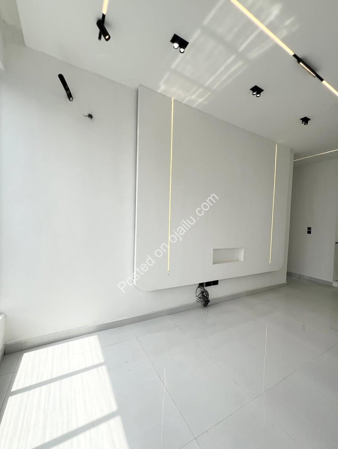 Spacious 5-Bedroom Haven in Prime Lekki