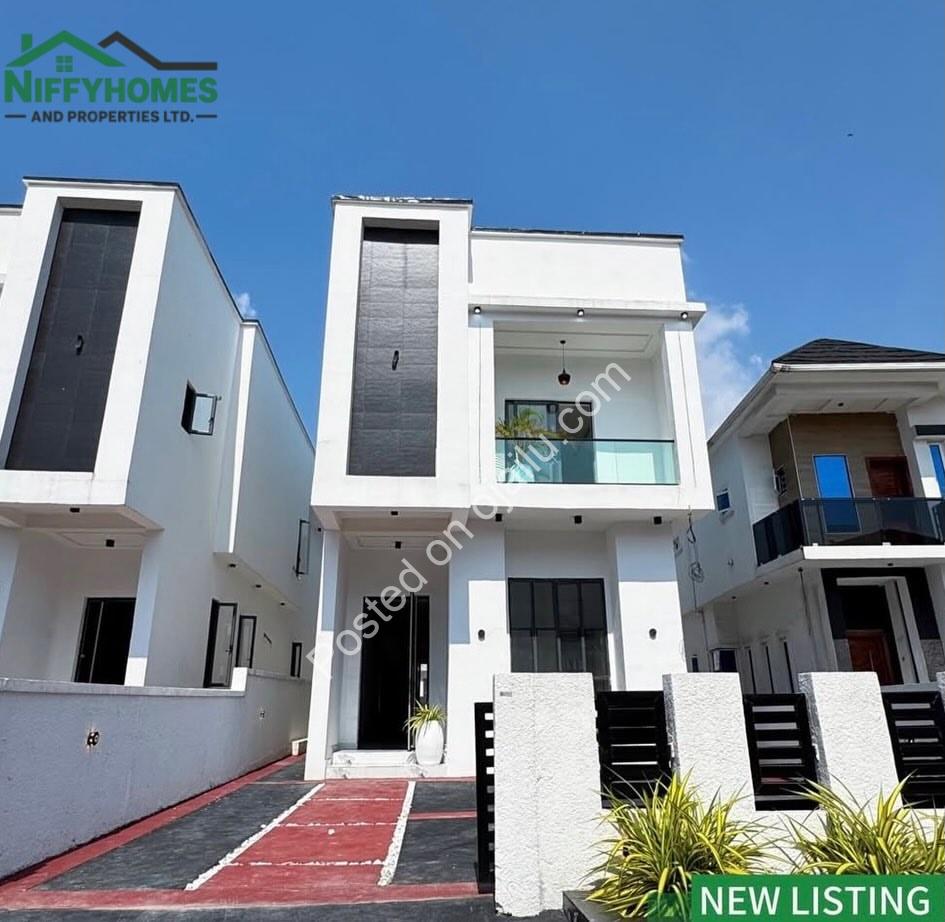 Spacious 5-Bed Haven with Pool in Ajah