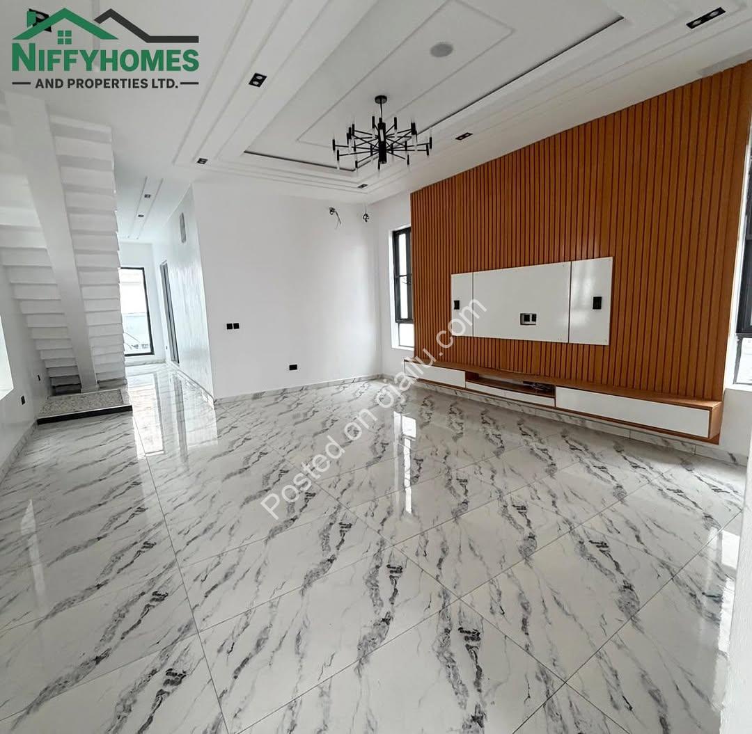 Spacious 5-Bed Haven with Pool in Ajah