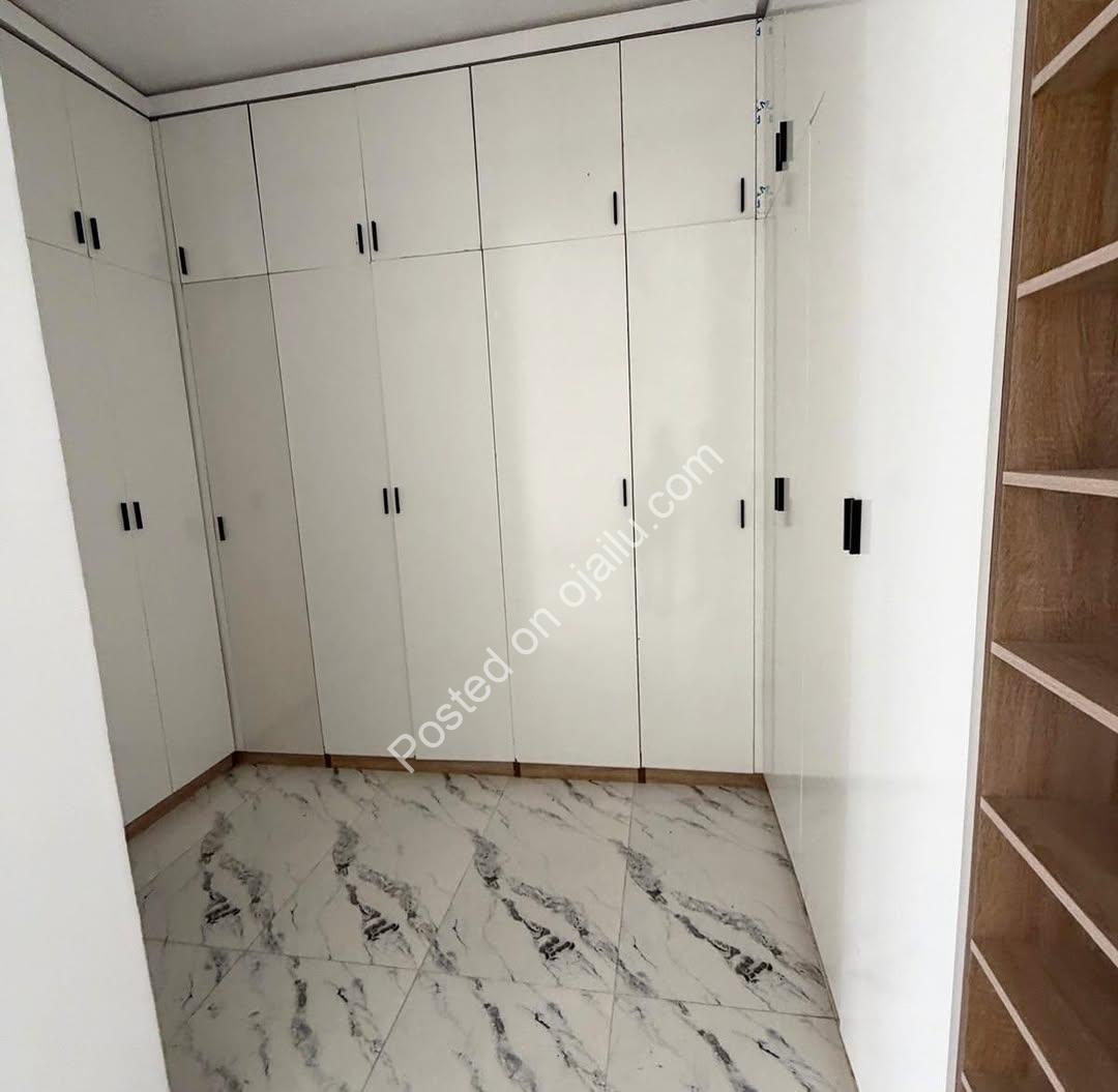 Spacious 5-Bed Haven with Pool in Ajah