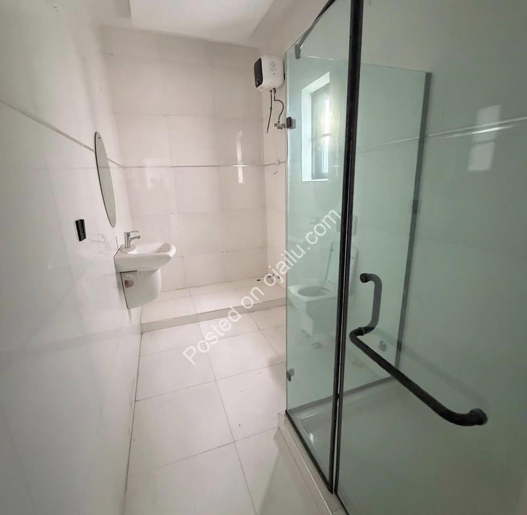 Spacious 5-Bed Haven with Pool in Ajah