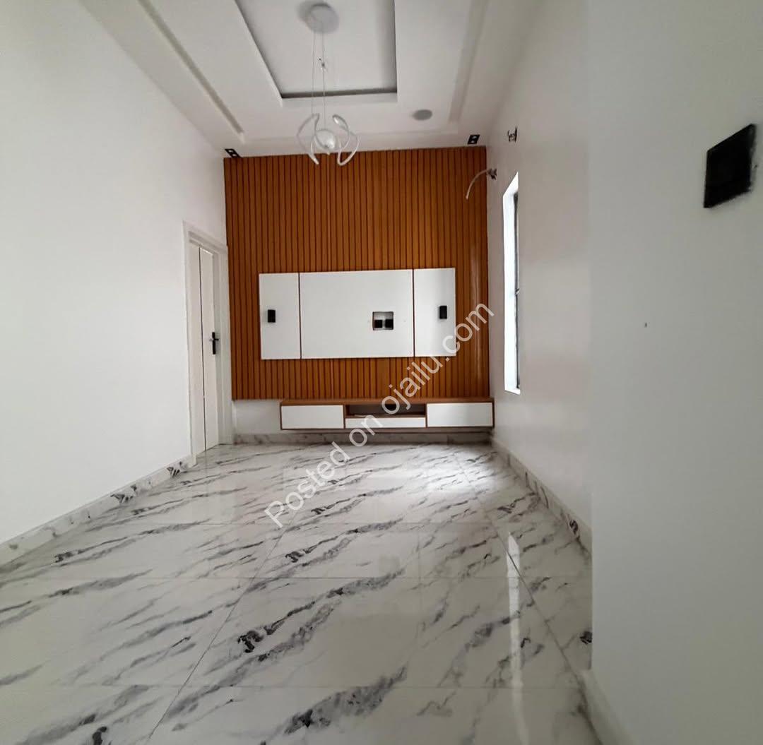 Spacious 5-Bed Haven with Pool in Ajah