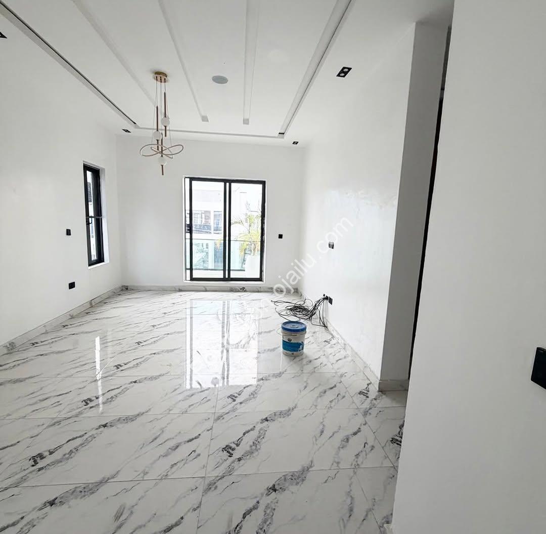 Spacious 5-Bed Haven with Pool in Ajah