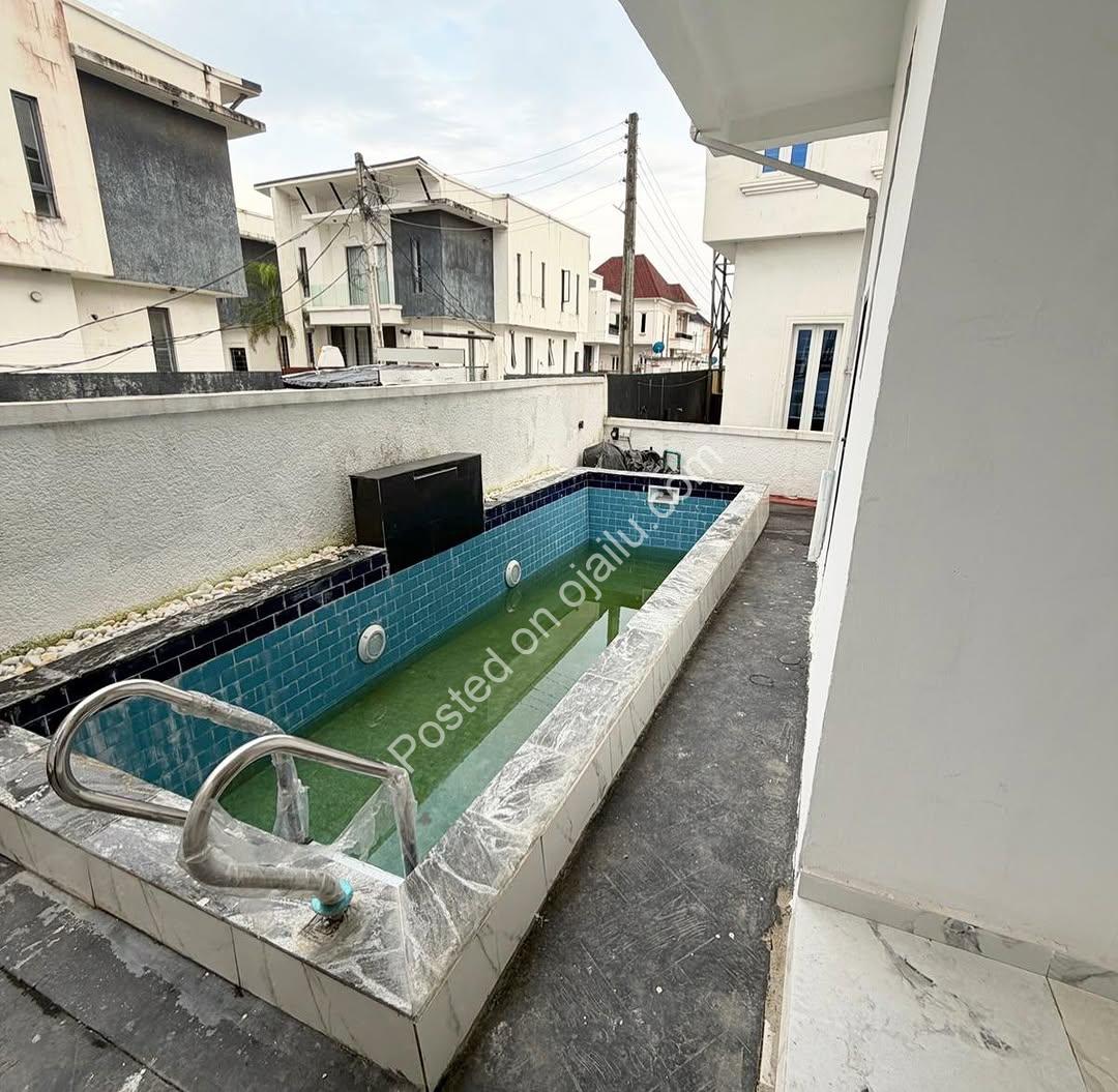Spacious 5-Bed Haven with Pool in Ajah