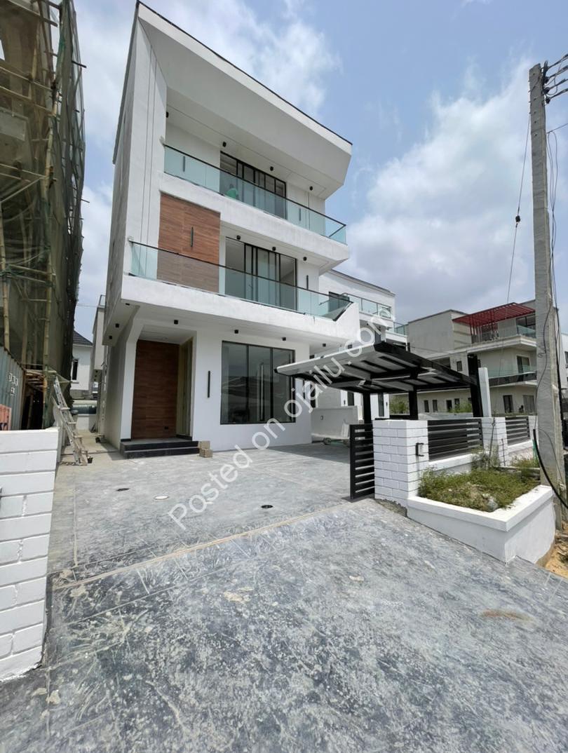 Opulent 5-Bedroom Duplex with Resort-Style Pool