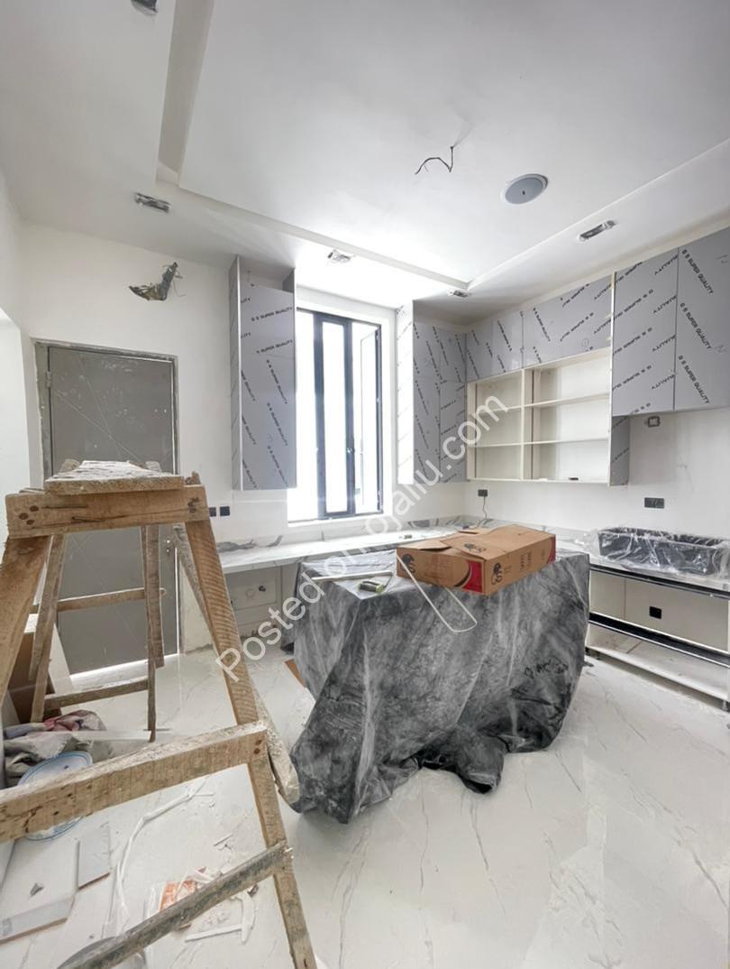 Opulent 5-Bedroom Duplex with Resort-Style Pool