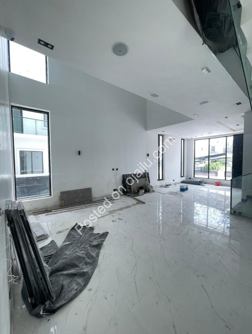 Opulent 5-Bedroom Duplex with Resort-Style Pool