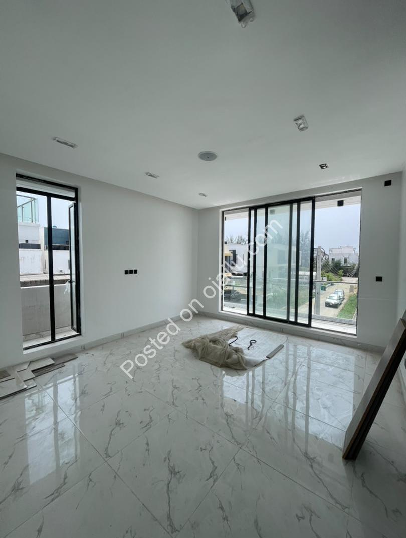 Opulent 5-Bedroom Duplex with Resort-Style Pool